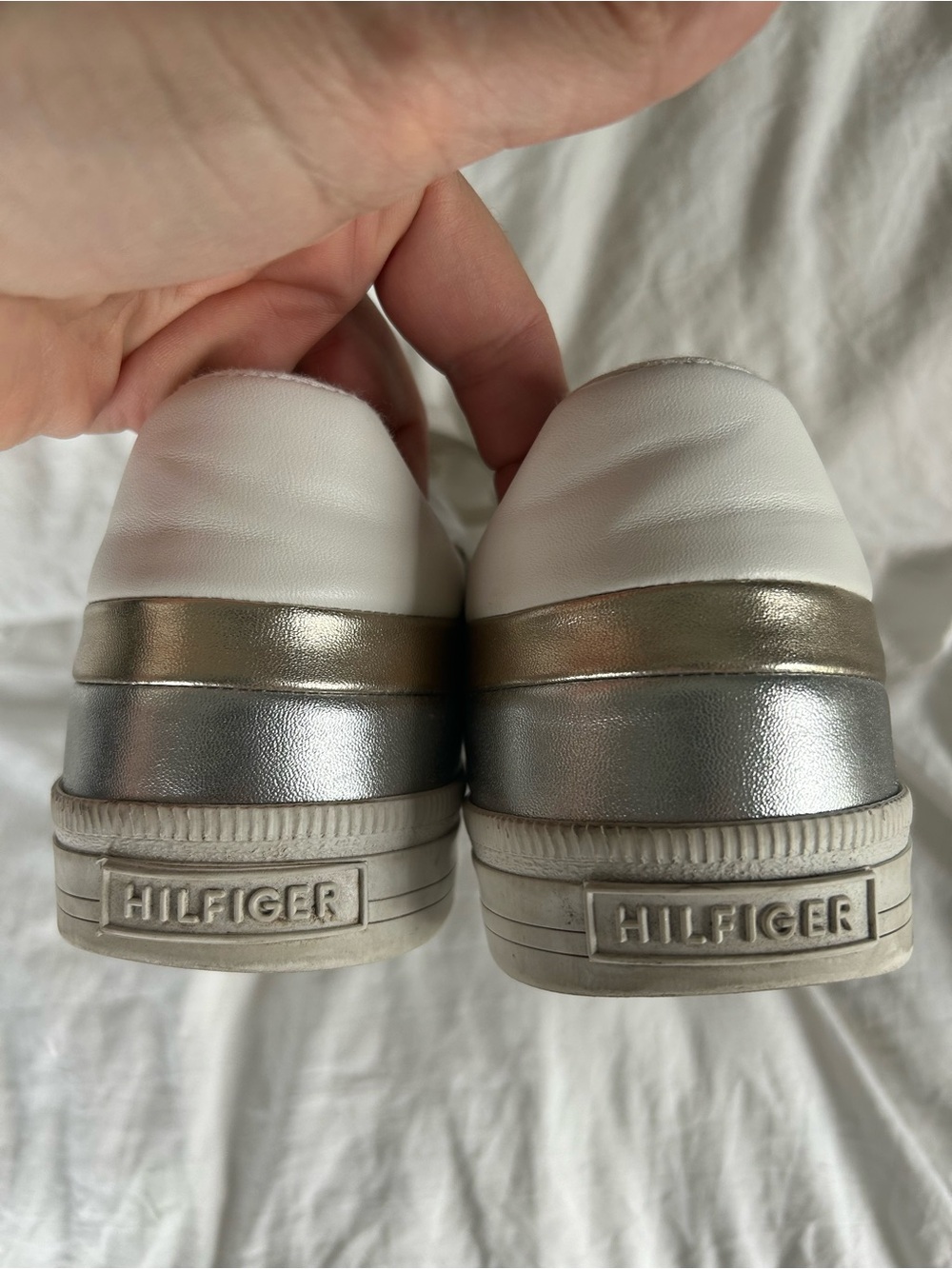 Tommy Hilfiger White Leather Sneakers w/Gold/Silver Heel Stripe. Size 9.5